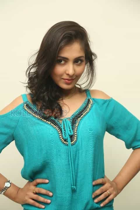 Beautiful Sexy Actress Madhu Shalini Photos 03