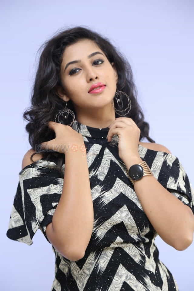 Cute Telugu Actress Pavani Pictures 26