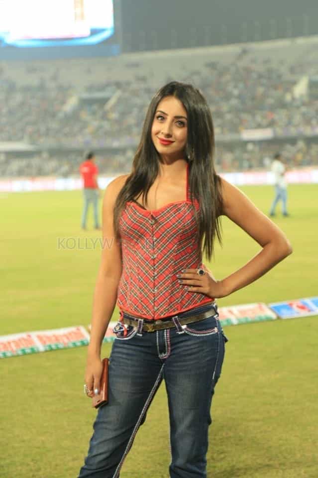 Kannada Actress Sanjjanaa Photos 14