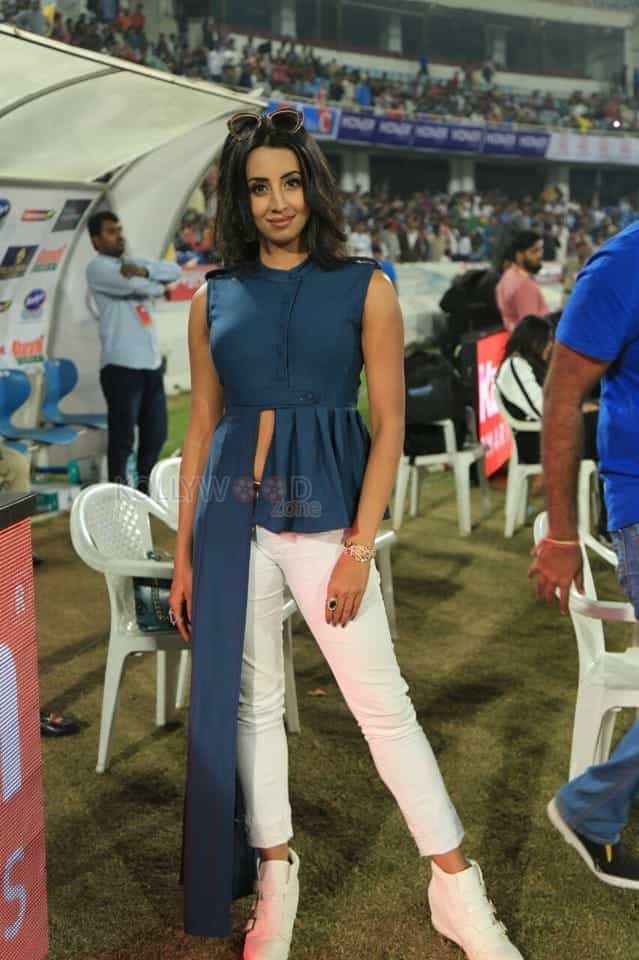 Kannada Actress Sanjjanaa Photos 27