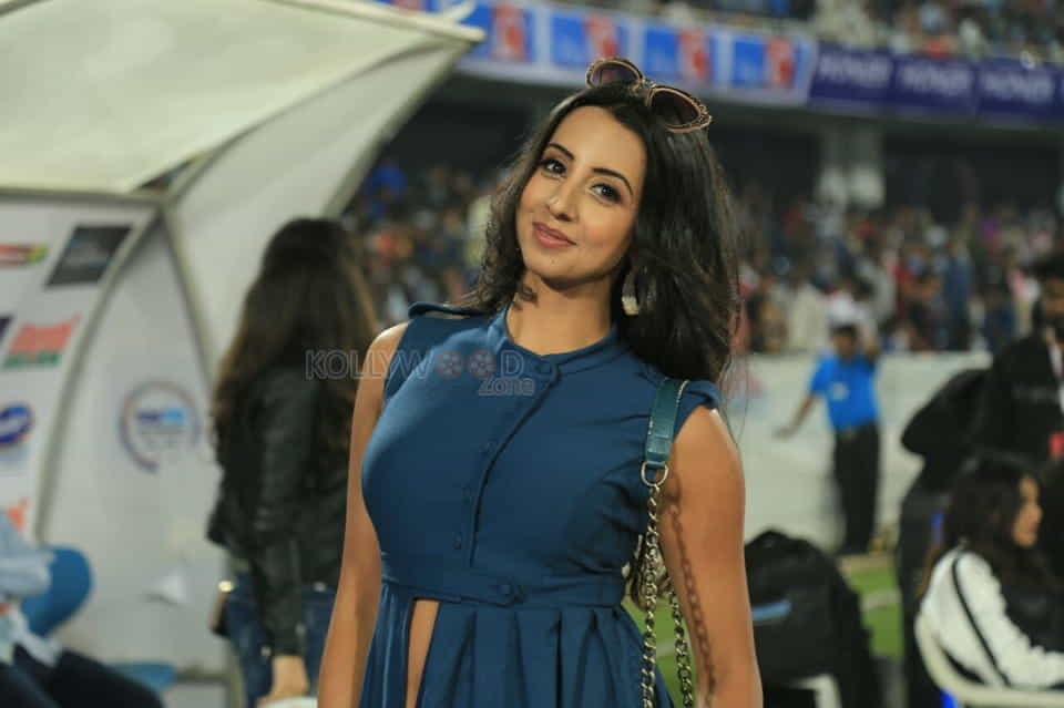 Kannada Actress Sanjjanaa Photos 35