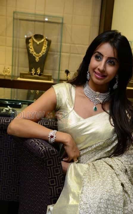 Sanjanaa At Hiya Jewellers Curtain Raiser Event Photos 15