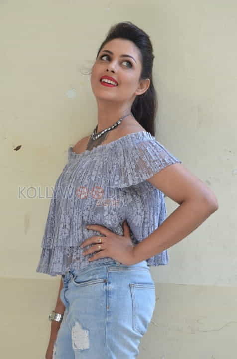 Sexy Actress Madhu Shalini Stills 02