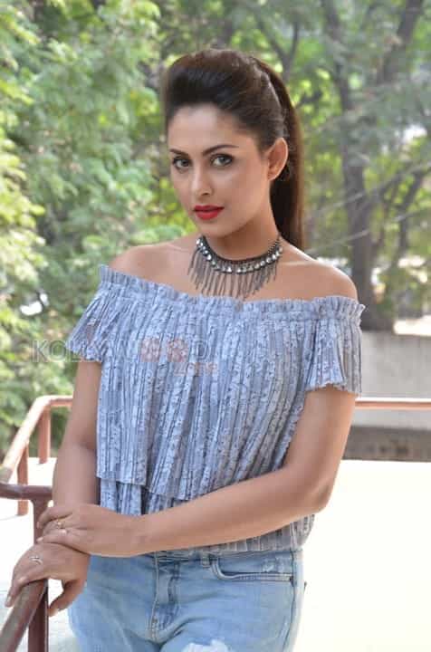 Sexy Actress Madhu Shalini Stills 03