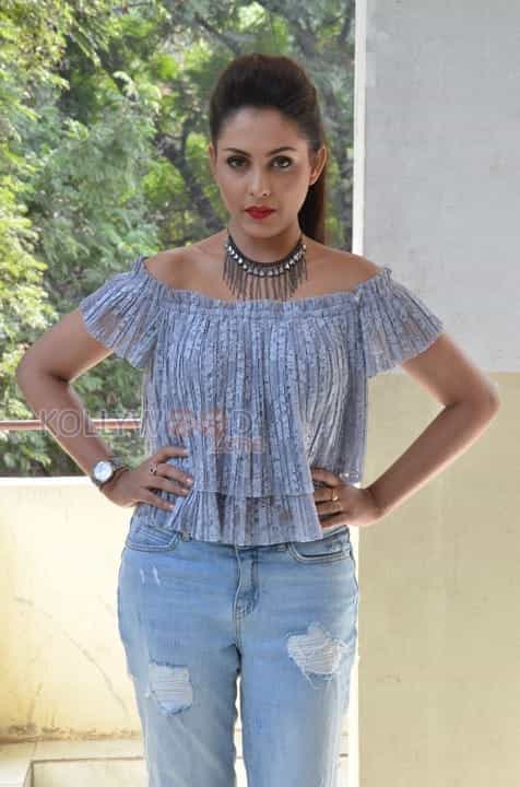 Sexy Actress Madhu Shalini Stills 05