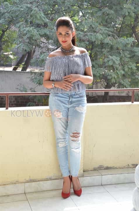 Sexy Actress Madhu Shalini Stills 12