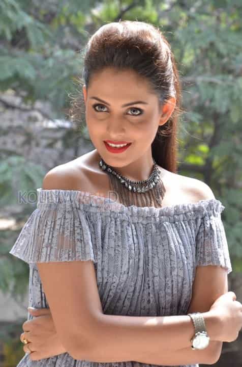 Sexy Actress Madhu Shalini Stills 14