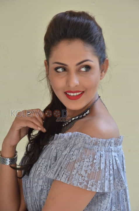 Sexy Actress Madhu Shalini Stills 23