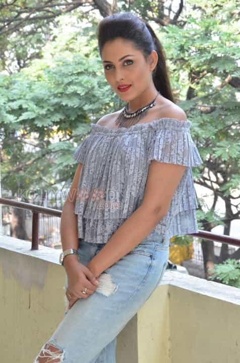 Sexy Actress Madhu Shalini Stills 26