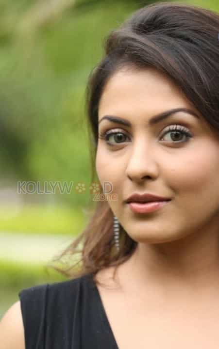 Sexy Madhu Shalini Photos 04