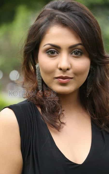 Sexy Madhu Shalini Photos 05