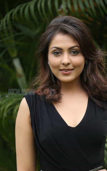 Sexy Madhu Shalini Photos 13