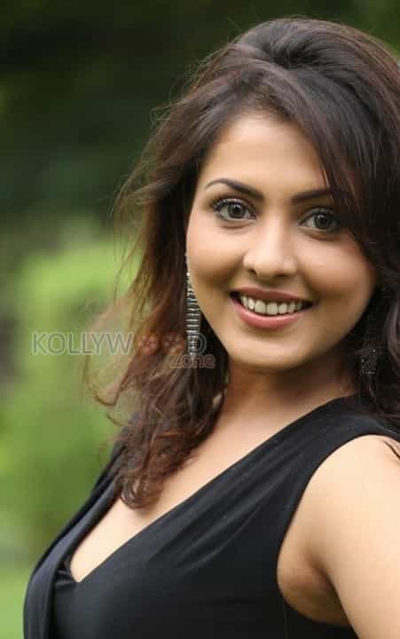 Sexy Madhu Shalini Photos 35