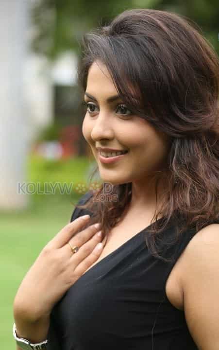 Sexy Madhu Shalini Photos 37