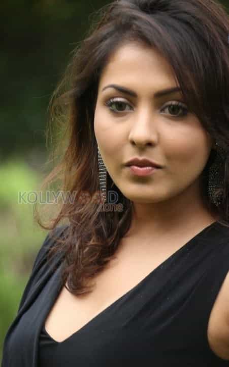 Sexy Madhu Shalini Photos 39