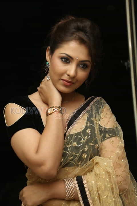 Tolly Actress Madhu Shalini Sexy Pictures 47