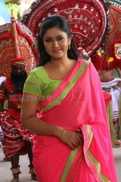 Aranmanai 2 Heroine Poonam Bajwa Photos 73