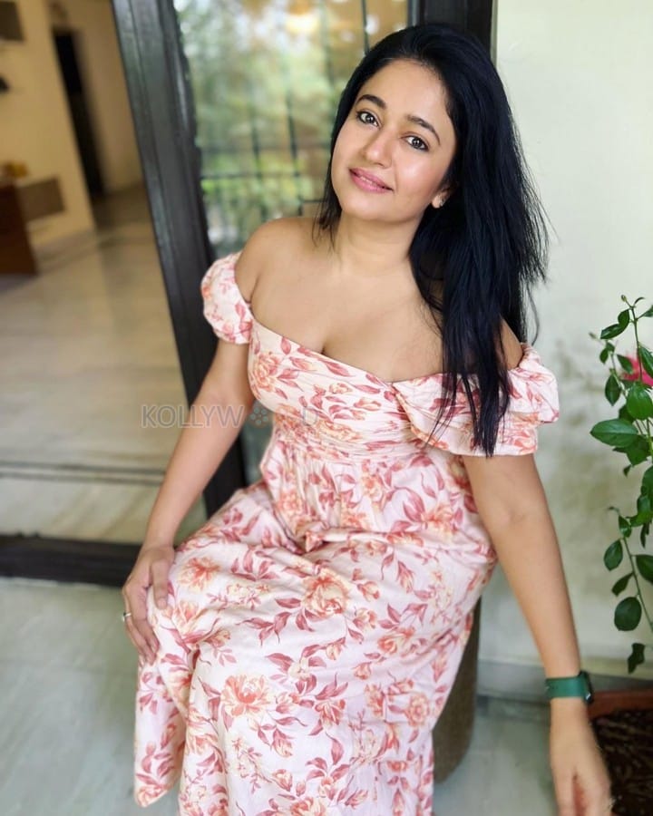 Beautiful Poonam Bajwa in a Floral Printed Midi Dress Pictures 04