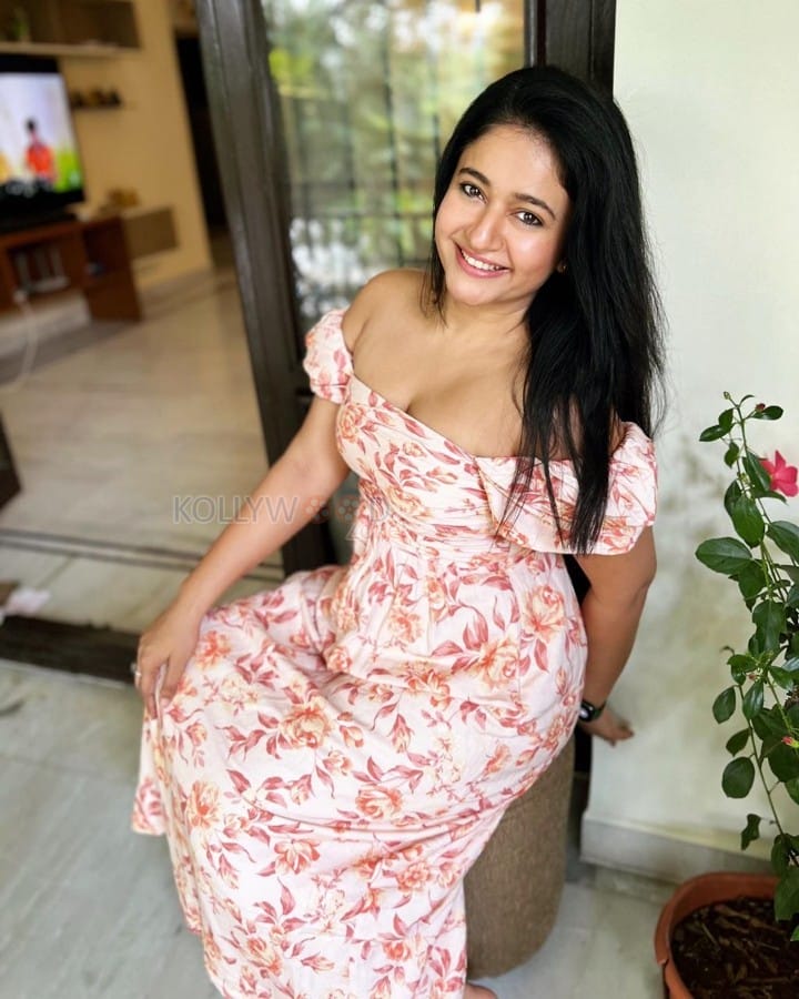 Beautiful Poonam Bajwa in a Floral Printed Midi Dress Pictures 05