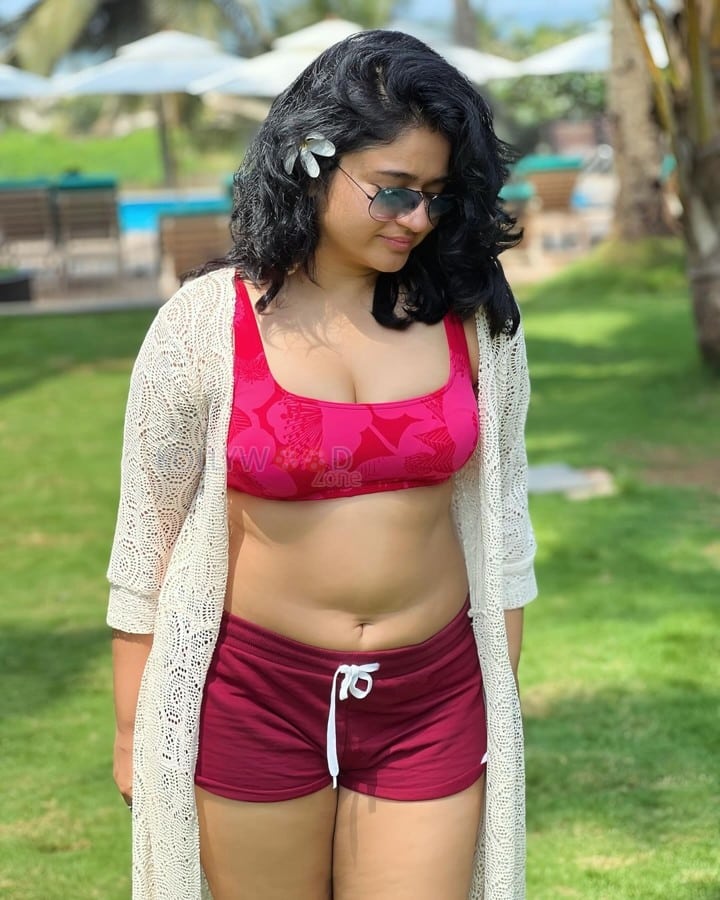 Curvy and Chubby Beauty Poonam Bajwa Navel in a Dark Pink Bikini Pictures 01