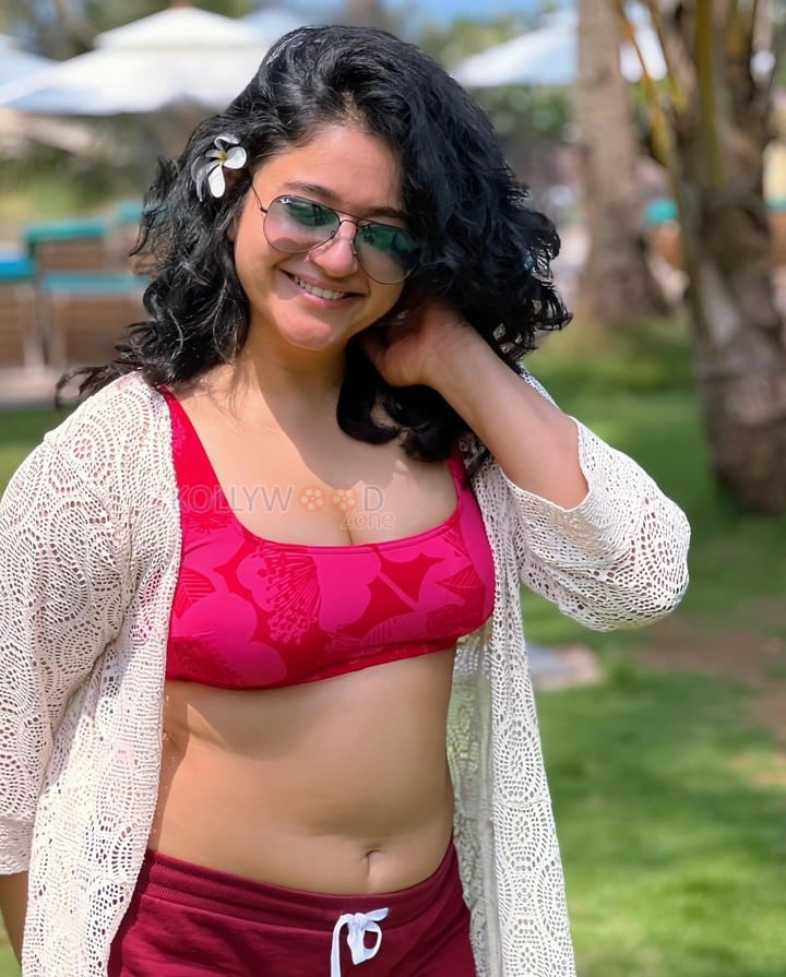 Curvy and Chubby Beauty Poonam Bajwa Navel in a Dark Pink Bikini Pictures 04