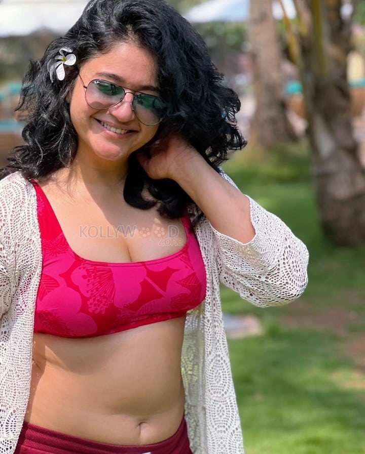 Curvy and Chubby Beauty Poonam Bajwa Navel in a Dark Pink Bikini Pictures 05