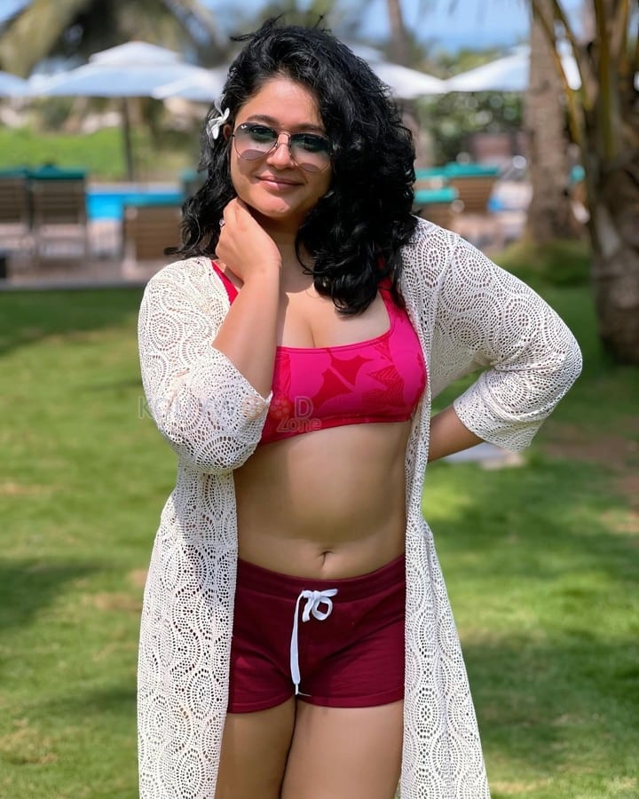 Curvy and Chubby Beauty Poonam Bajwa Navel in a Dark Pink Bikini Pictures 06