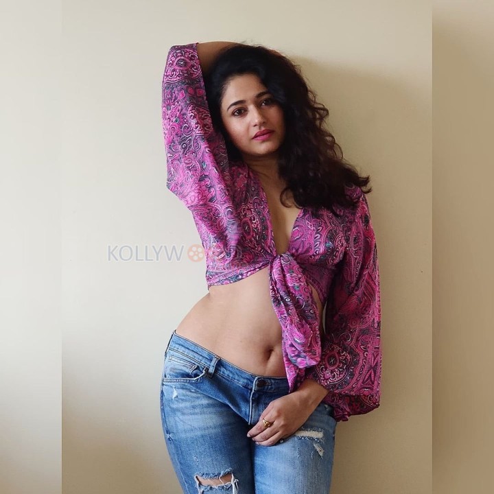 Enchanting Poonam Bajwa in a Knotted Pink Top with Torn Jeans Photos 04