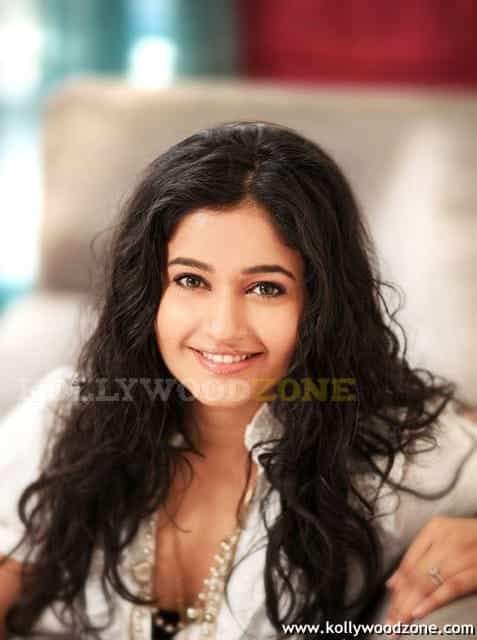 Hot And Sexy Poonam Bajwa Pics 12