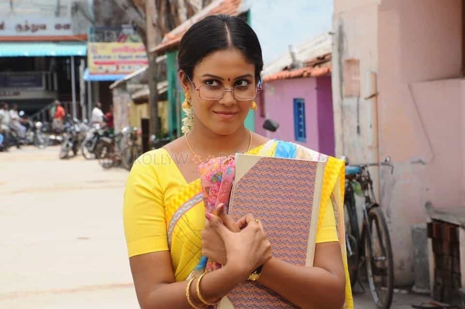 Kaadhal Munnetra Kazhagam Movie Heroine Chandini Tamilarasan Photos 04