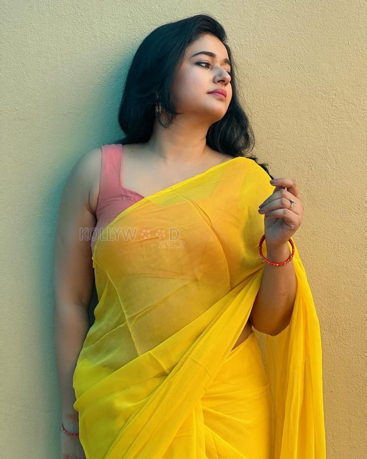 Mesmerizing Poonam Bajwa in a Yellow Saree with Sleeveless Orange Blouse Photos 04