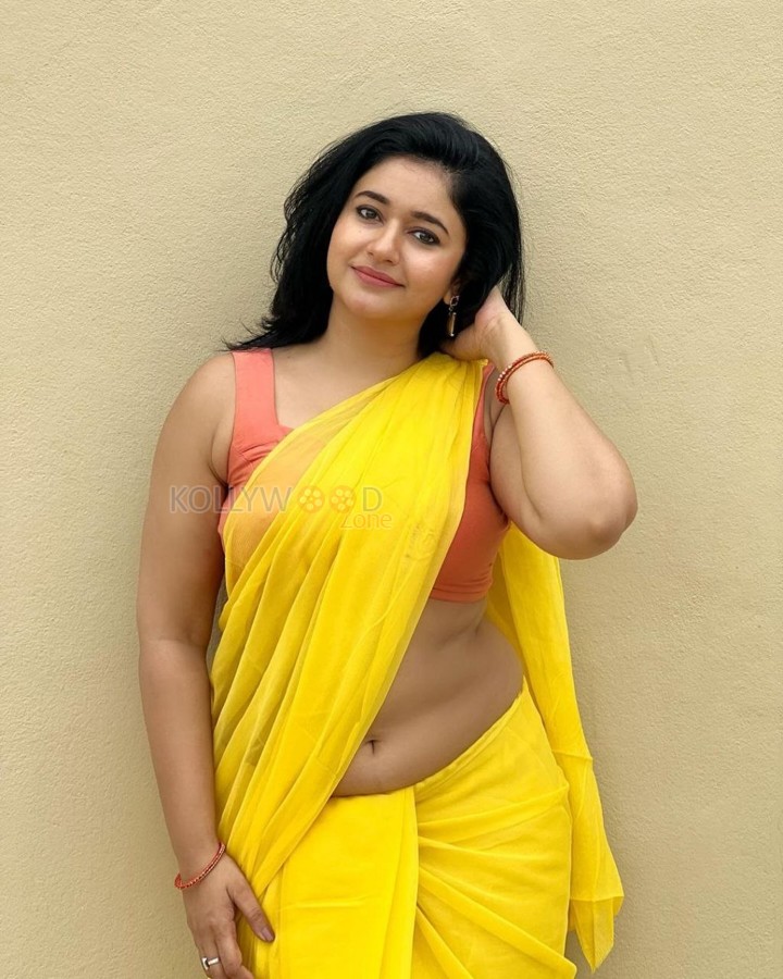 Mesmerizing Poonam Bajwa in a Yellow Saree with Sleeveless Orange Blouse Photos 08