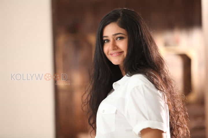 Romeo Juliet Poonam Bajwa Photos 01