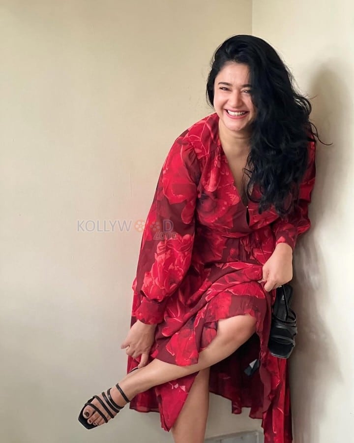 Sexy Poonam Bajwa in a Red Floral Printed Knee Length Gown Photos 06