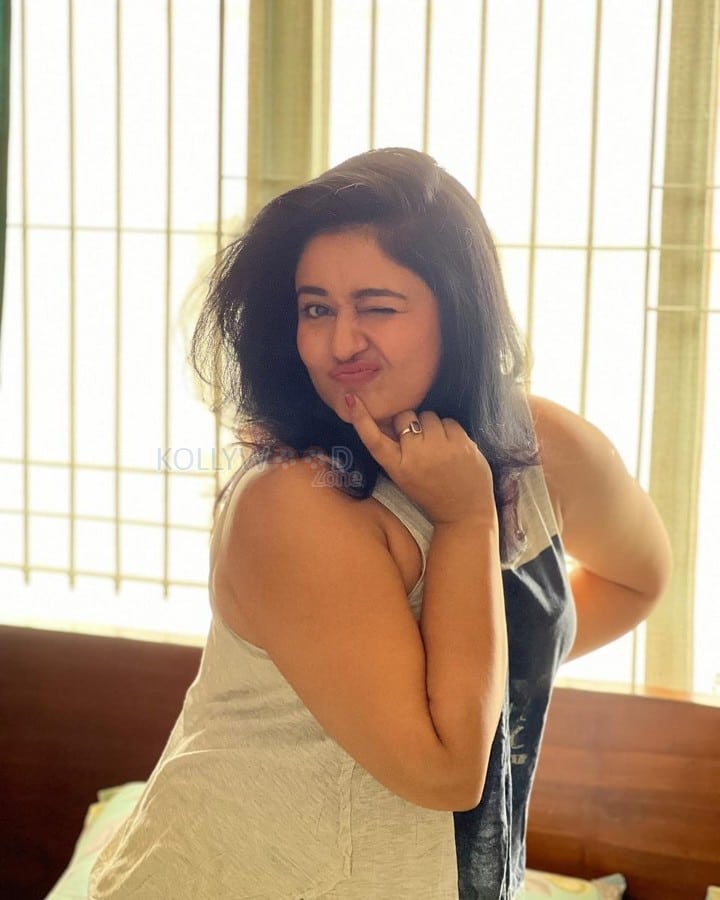 Voluptuous Poonam Bajwa in a White Sleeveless Top Pictures 02