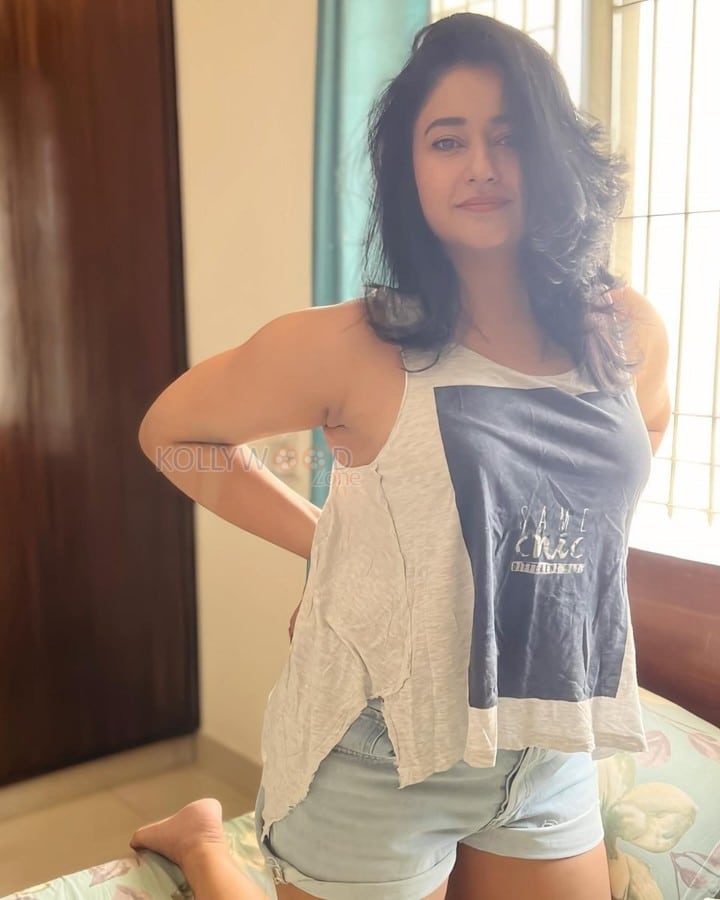 Voluptuous Poonam Bajwa in a White Sleeveless Top Pictures 03