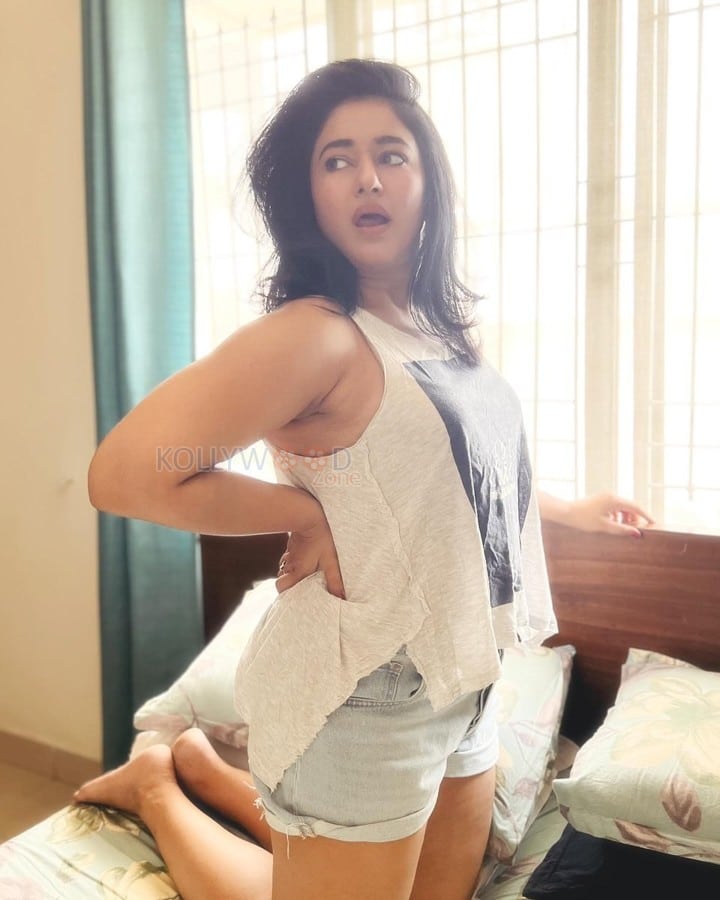 Voluptuous Poonam Bajwa in a White Sleeveless Top Pictures 05