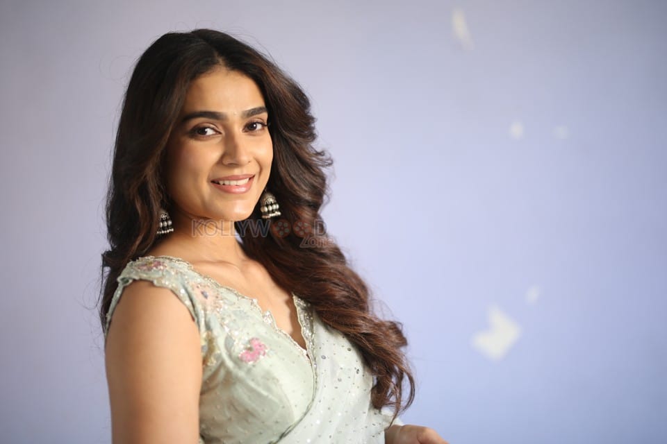 Actress Aakanksha Singh at Shashtipoorthi Movie Glimpse Launch Photos 31