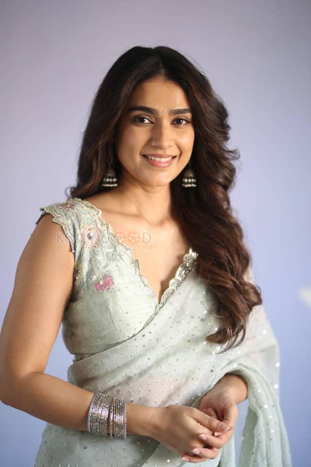 Actress Aakanksha Singh at Shashtipoorthi Movie Glimpse Launch Photos 33