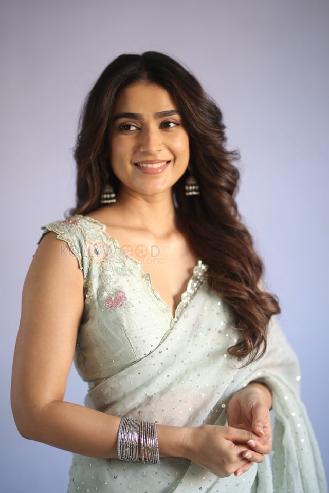 Actress Aakanksha Singh at Shashtipoorthi Movie Glimpse Launch Photos 34