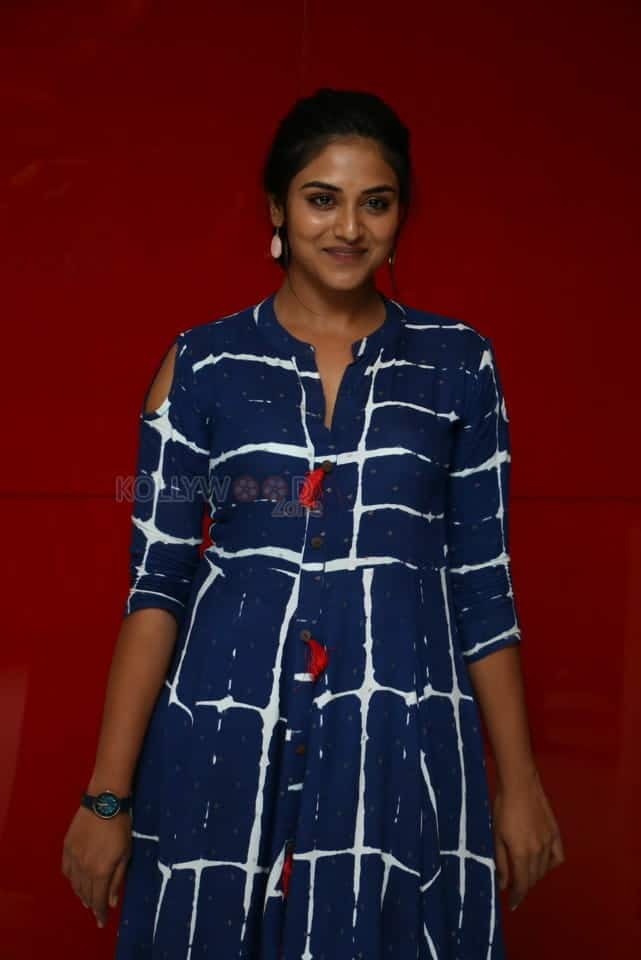 Actress Indhuja Ravichandran At Raatchasi Movie Premiere Show Photos 06