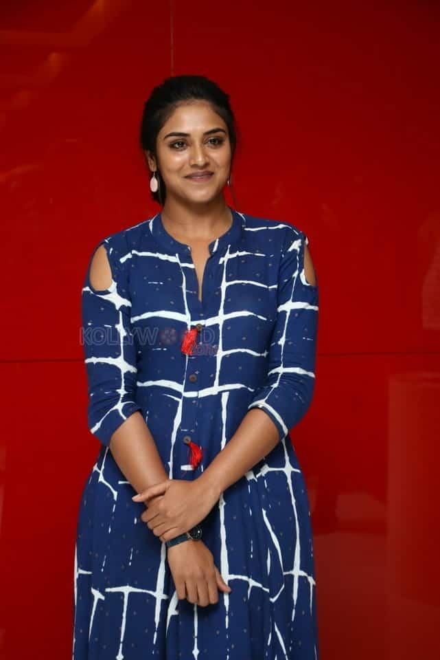 Actress Indhuja Ravichandran At Raatchasi Movie Premiere Show Photos 08