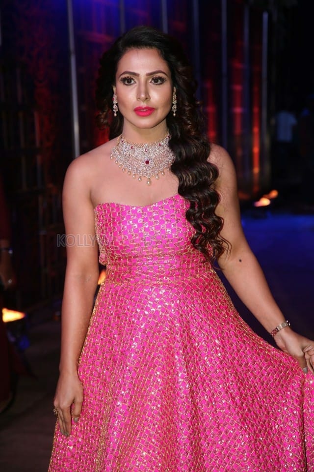 Actress Nandini Rai At Zee Telugu Bullitera Awards 2019 Photos 04