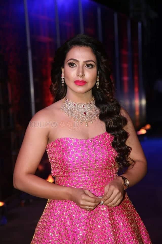 Actress Nandini Rai At Zee Telugu Bullitera Awards 2019 Photos 06