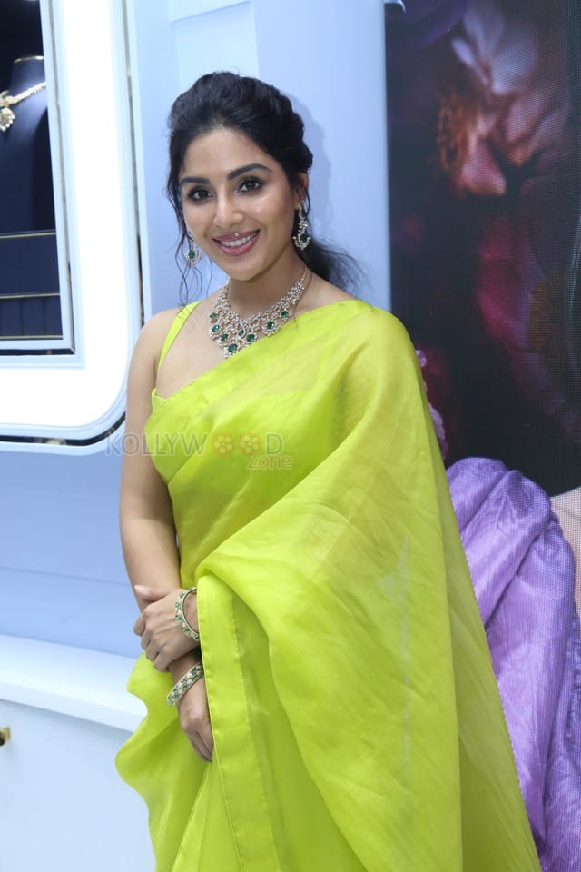 Actress Samyuktha Menon at Ladia Diamond Store Inauguration Photos 04