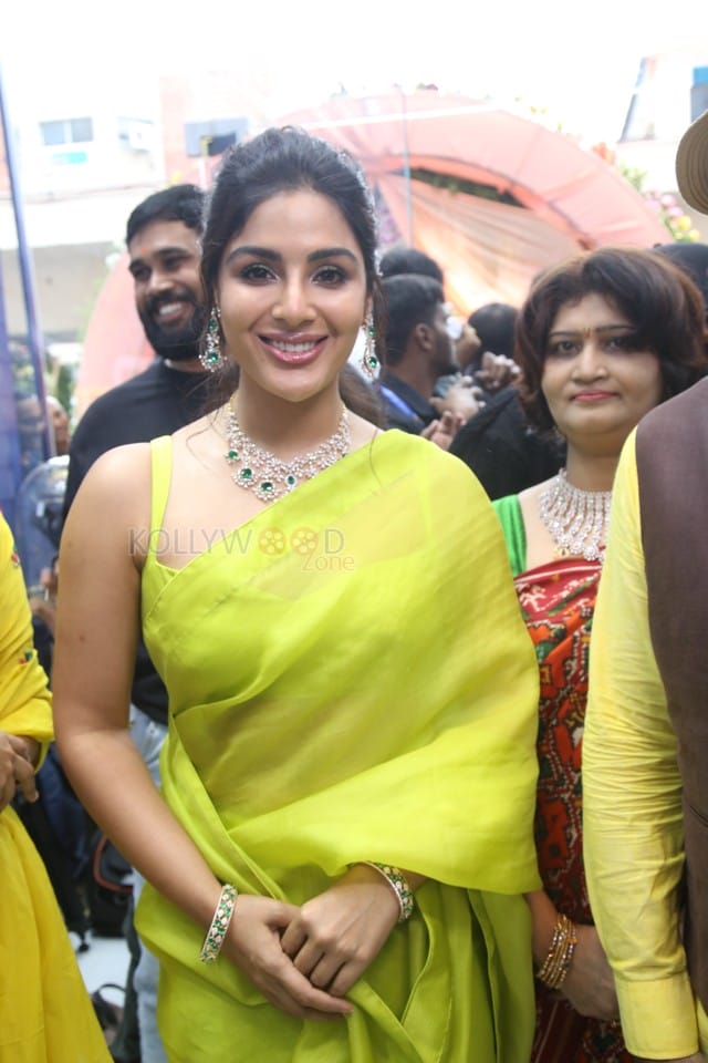 Actress Samyuktha Menon at Ladia Diamond Store Inauguration Photos 14