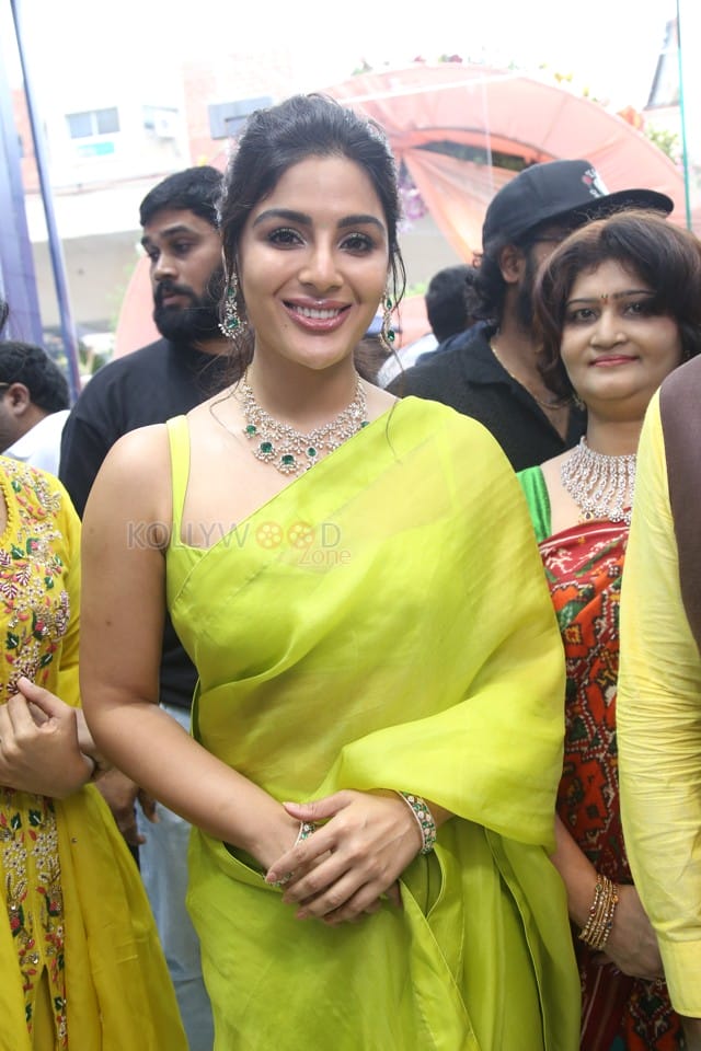 Actress Samyuktha Menon at Ladia Diamond Store Inauguration Photos 15