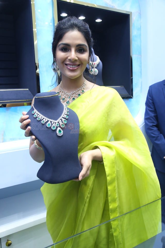 Actress Samyuktha Menon at Ladia Diamond Store Inauguration Photos 17