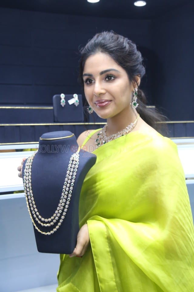 Actress Samyuktha Menon at Ladia Diamond Store Inauguration Photos 21