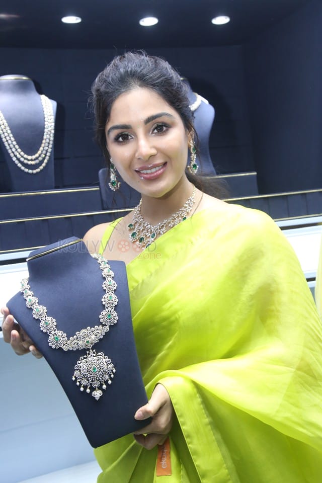 Actress Samyuktha Menon at Ladia Diamond Store Inauguration Photos 22